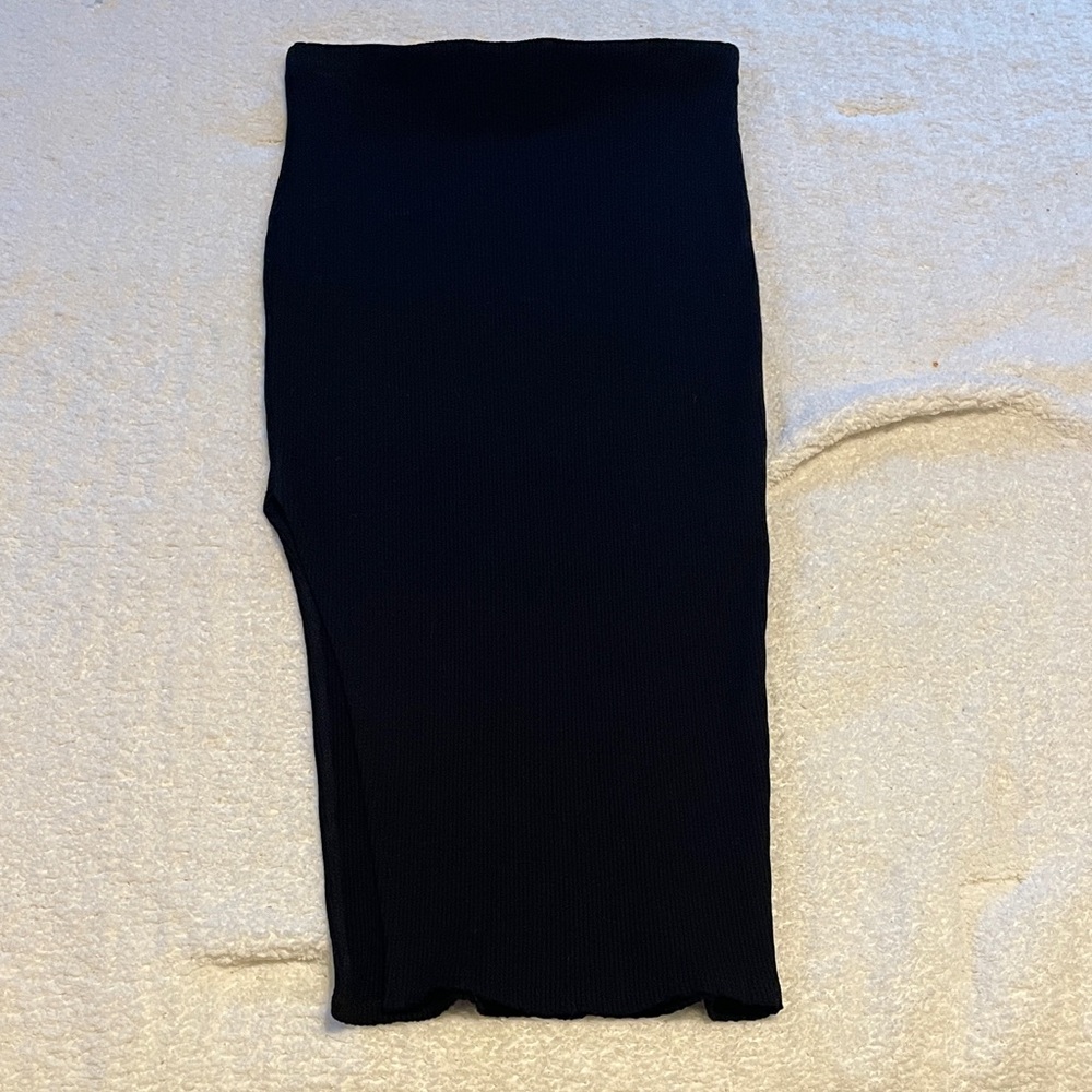 Lulu’s black robbed midi skirt